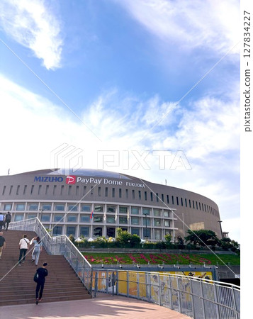 巨大的穹頂體育場 127834227