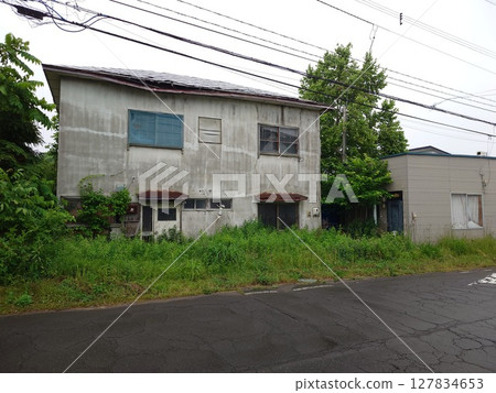 Abandoned vacant property 127834653