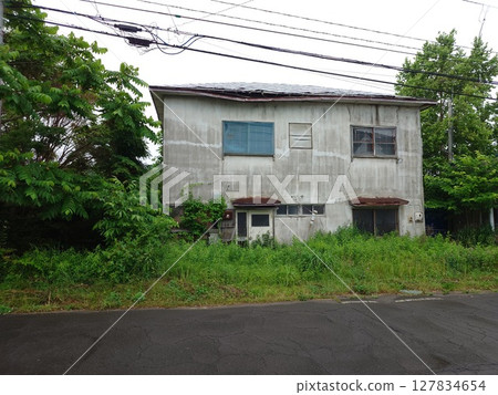 Abandoned vacant property 127834654