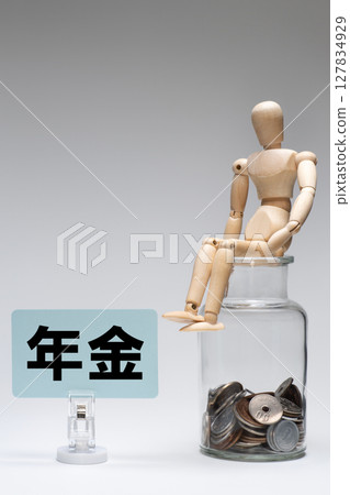 思考退休金的畫娃娃 思考退休金的畫娃娃 127834929