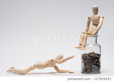 Image of a drawing doll of economic disparity Image of a drawing doll of economic disparity 127834935