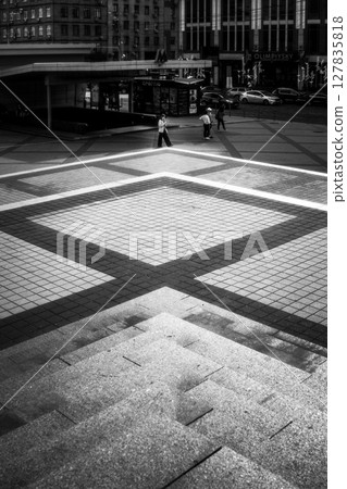 Perspective of the cobblestone of a grid-shaped street 127835818