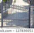 metal fence with arrows on the top 127836051