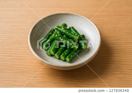 青豆和芝麻盛入小碗中 青豆和芝麻盛入小碗中 127836348