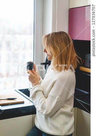 woman enjoying morning coffee 127836707