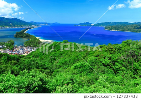 [Kyoto Prefecture] Amanohashidate in sunny weather 127837438