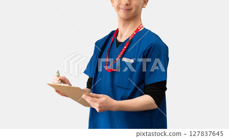 一位男醫護人員溫柔地微笑 一位男醫護人員溫柔地微笑 127837645
