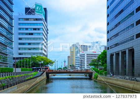 從公園通橋眺望博多港塔 從公園通橋眺望博多港塔 127837973