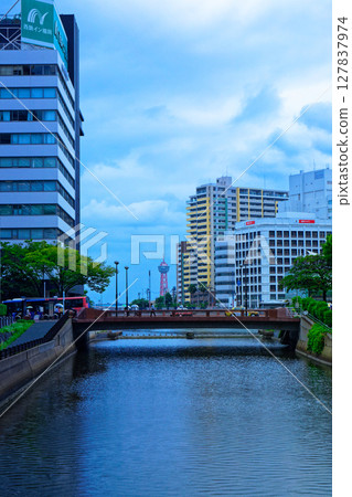從公園通橋眺望博多港塔 從公園通橋眺望博多港塔 127837974