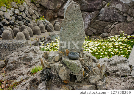 A haiku mound about the Battle of Dannoura 127838299