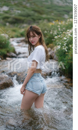 一位年輕女子在河邊回望的迷人表情 127839007
