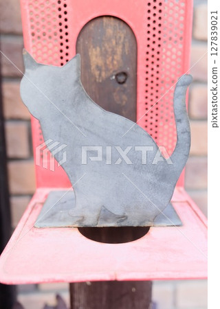 金屬藝術品，以銹紅色郵箱和貓咪剪影為特色 127839021