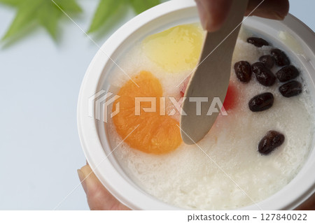 在水邊用木匙吃刨冰 127840022