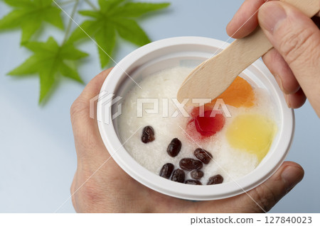 在水邊用木匙吃刨冰 127840023
