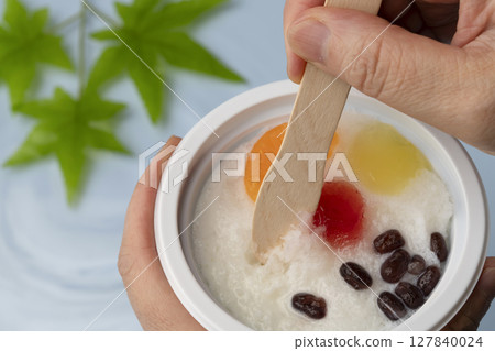 在水邊用木匙吃刨冰 在水邊用木匙吃刨冰 127840024