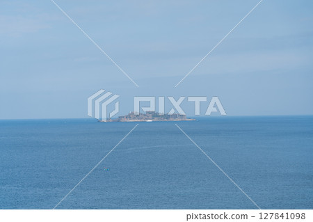 從長崎恐龍公園看到的軍艦島 從長崎恐龍公園看到的軍艦島 127841098