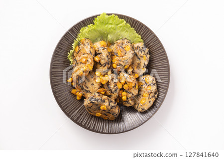 雞肉漢堡牛排配羊栖菜和玉米(醬汁) 雞肉漢堡牛排配羊栖菜和玉米(醬汁) 127841640