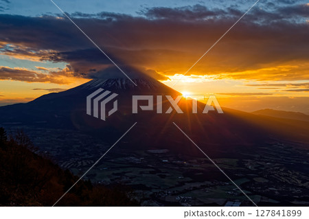 Mount Fuji and sunrise seen from Mount Kenashi 127841899