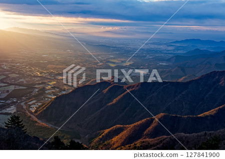 從毛無山眺望朝陽下的朝霧高原和富士宮市 從毛無山眺望朝陽下的朝霧高原和富士宮市 127841900