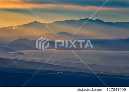 從毛無山眺望晨曦中的駿河灣和伊豆山脈 127841906