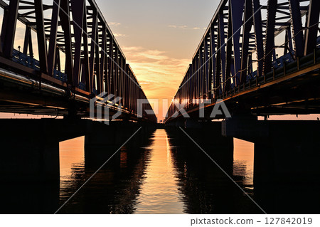 Kiso River Bridge illuminated by the morning glow 127842019