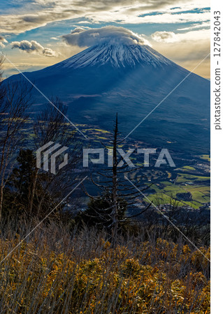 Mount Fuji in the morning sun as seen from the Kenashi ridgeline 127842043