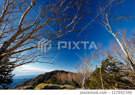 View of the ridgeline leading to Mount Kenashi from the high deck 127842100