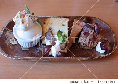 Autumn taste: Chestnut dessert plate 127842165