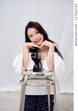 Off-the-shoulder tops show off your feminine beauty Off-the-shoulder tops show off your feminine beauty 127842324