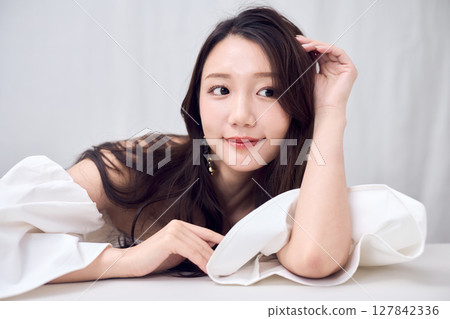 露肩上衣展現你的女性美 露肩上衣展現你的女性美 127842336