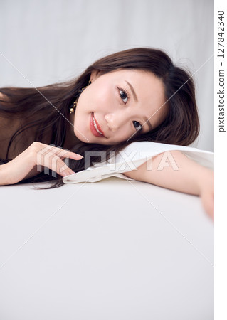 露肩上衣展現你的女性美 露肩上衣展現你的女性美 127842340