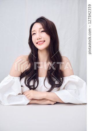 露肩上衣展現你的女性美 露肩上衣展現你的女性美 127842359