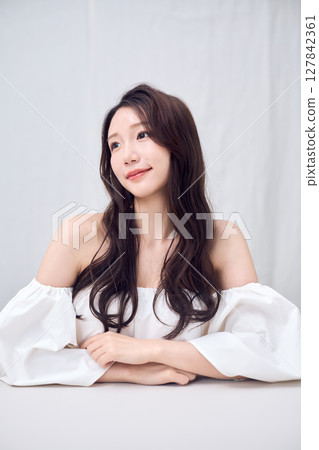 Off-the-shoulder tops show off your feminine beauty Off-the-shoulder tops show off your feminine beauty 127842361