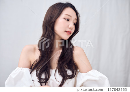 露肩上衣展現你的女性美 127842363