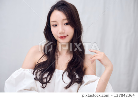 露肩上衣展現你的女性美 127842364