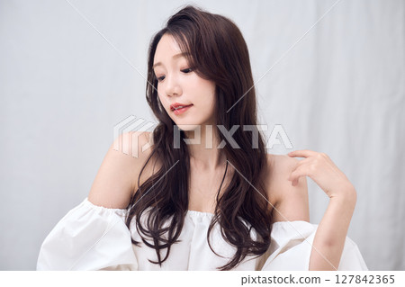 露肩上衣展現你的女性美 露肩上衣展現你的女性美 127842365