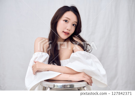 露肩上衣展現你的女性美 露肩上衣展現你的女性美 127842371