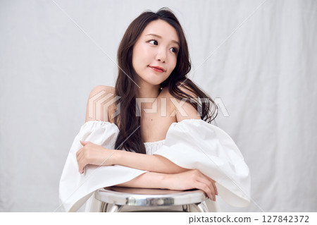 露肩上衣展現你的女性美 露肩上衣展現你的女性美 127842372