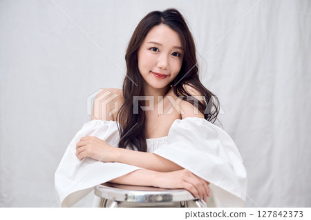 Off-the-shoulder tops show off your feminine beauty 127842373