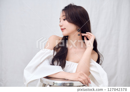 Off-the-shoulder tops show off your feminine beauty Off-the-shoulder tops show off your feminine beauty 127842378