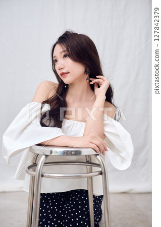 露肩上衣展現你的女性美 露肩上衣展現你的女性美 127842379