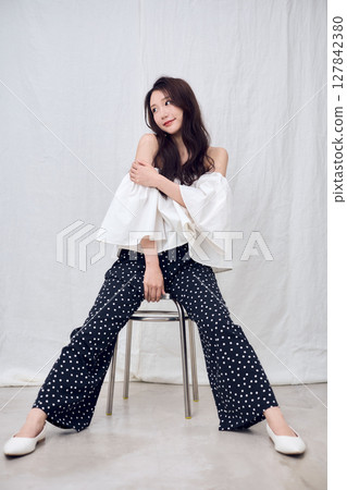 露肩上衣展現你的女性美 127842380