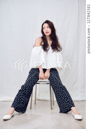 露肩上衣展現你的女性美 露肩上衣展現你的女性美 127842381