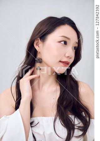 露肩上衣展現你的女性美 露肩上衣展現你的女性美 127842392