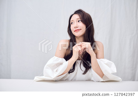 露肩上衣展現你的女性美 露肩上衣展現你的女性美 127842397