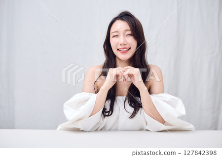 露肩上衣展現你的女性美 露肩上衣展現你的女性美 127842398