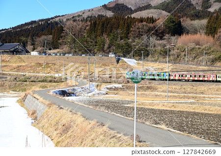 從路邊站「遠之風之丘」附近的稻田裡看到的釜石線 127842669