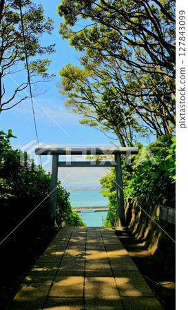 神社牌坊,可欣賞藍天和海景 神社牌坊,可欣賞藍天和海景 127843099
