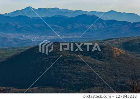 從天嶽山頂眺望大室山和丹澤山脈 127843218