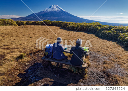 龍嶽山頂的健行者可以欣賞富士山的景色 龍嶽山頂的健行者可以欣賞富士山的景色 127843224